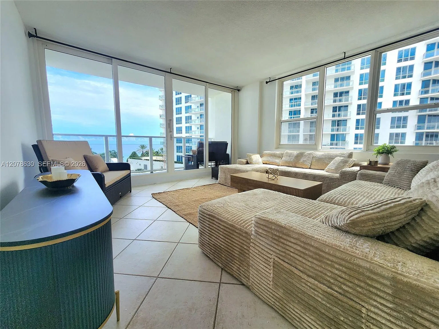Alexander Towers Condo — Photo 3