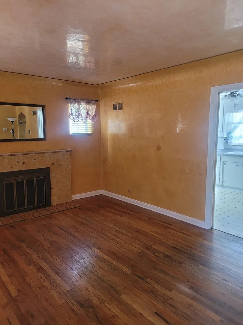 Charming 4BR Duplex in Englewood — Photo 3