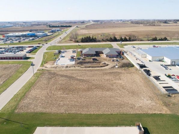 N 13th St, Manchester, IA 52057