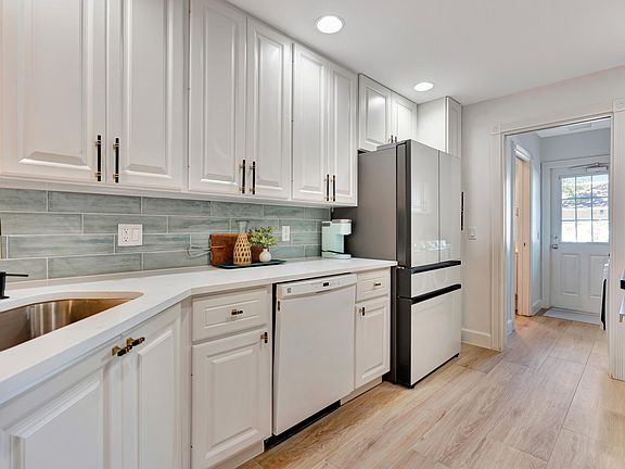 5th image of 3032 W Community Drive