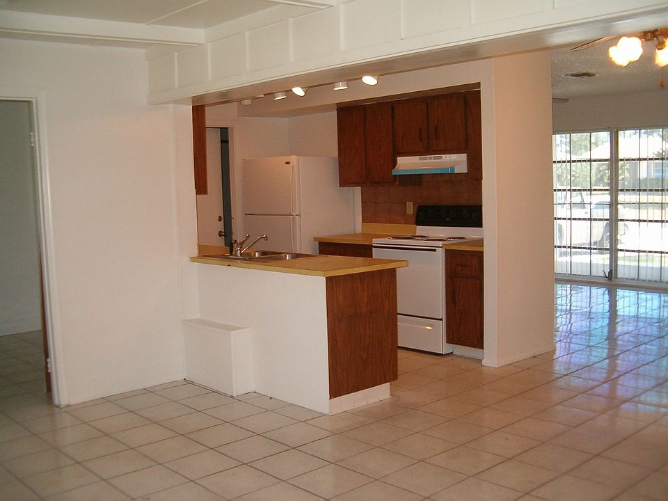 2nd image of 452 NE Midvale St