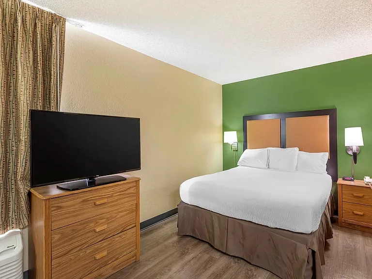 Deluxe Studio - 1 Queen Bed