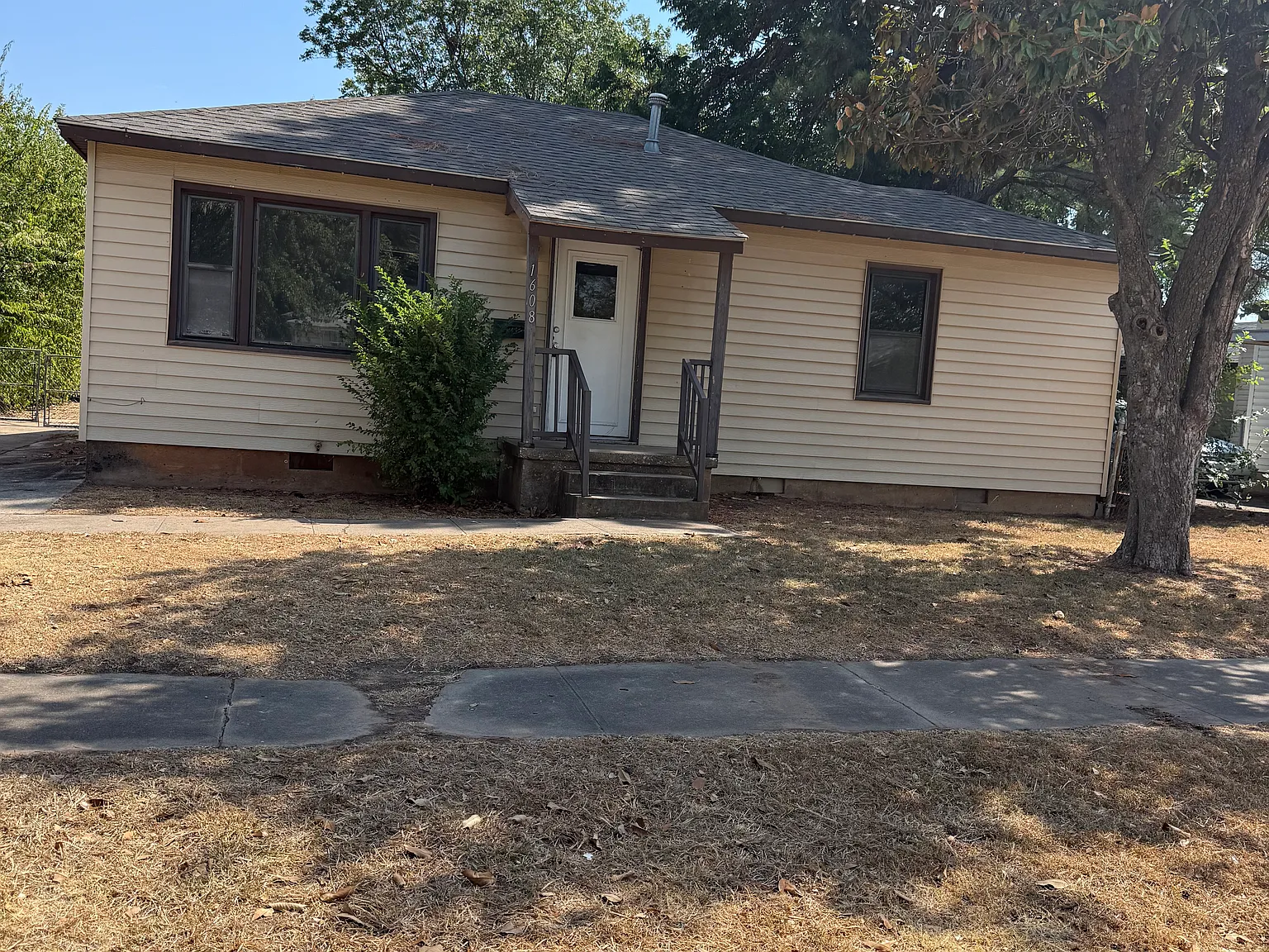 2 bed, 808 sqft, $1,050 — Photo 1