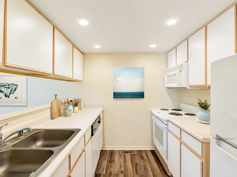 Silver Lake Apartments — Photo 8