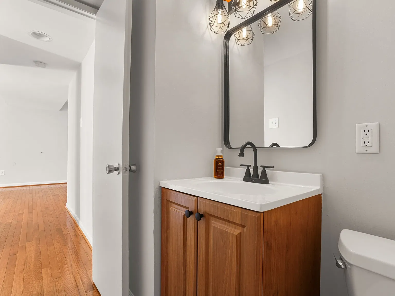 4 bed, 2487 sqft, $4,000 — Photo 3