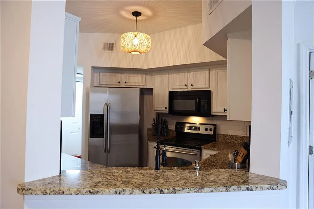 1 bed, 1.0 bath, 823 sqft, $1,800 — Photo 3
