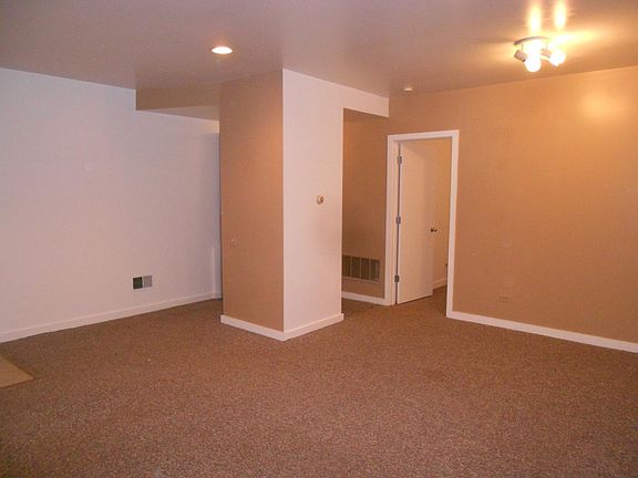 4th image of 2422 N Burling St #Gdn