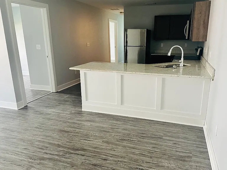 2218 E Meadow Hill St — Photo 2