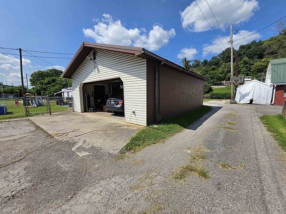 4th image of 3258 Oakland Ave