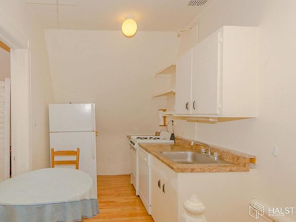 4th image of 305 W 89th St