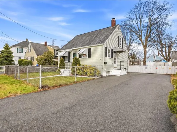 26 Pembroke Ave, Pawtucket, RI 02860