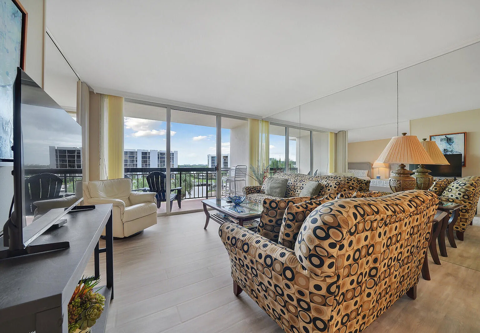 2 bed, 2.0 bath, 1020 sqft, $7,000 — Photo 3