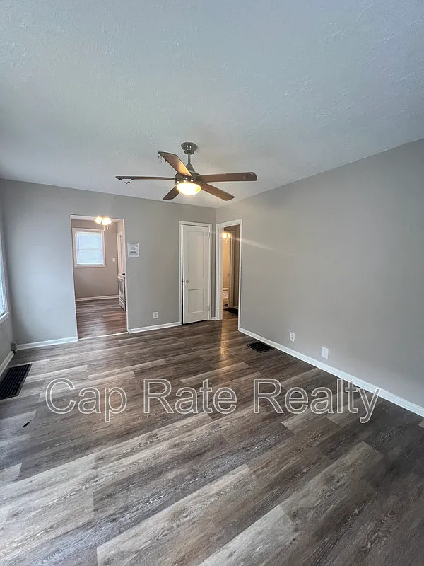 2 bed, 1.0 bath, 1000 sqft, $1,250 — Photo 2