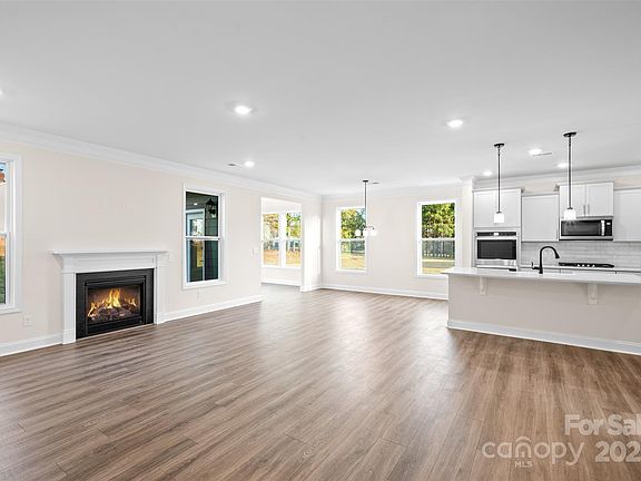 4th image of 76 Silverthorne Ct