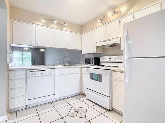 4th image of 1005 Knox McRae Dr N #213