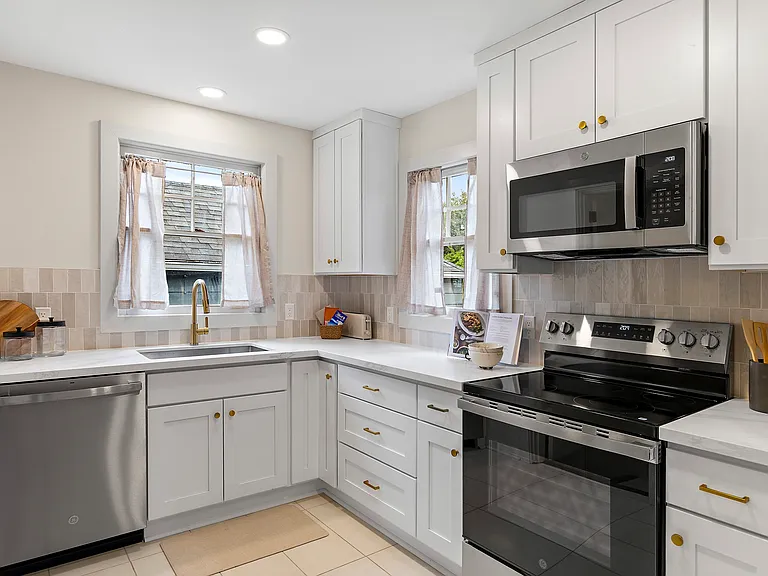 4305 NE 77th Ave — Photo 3