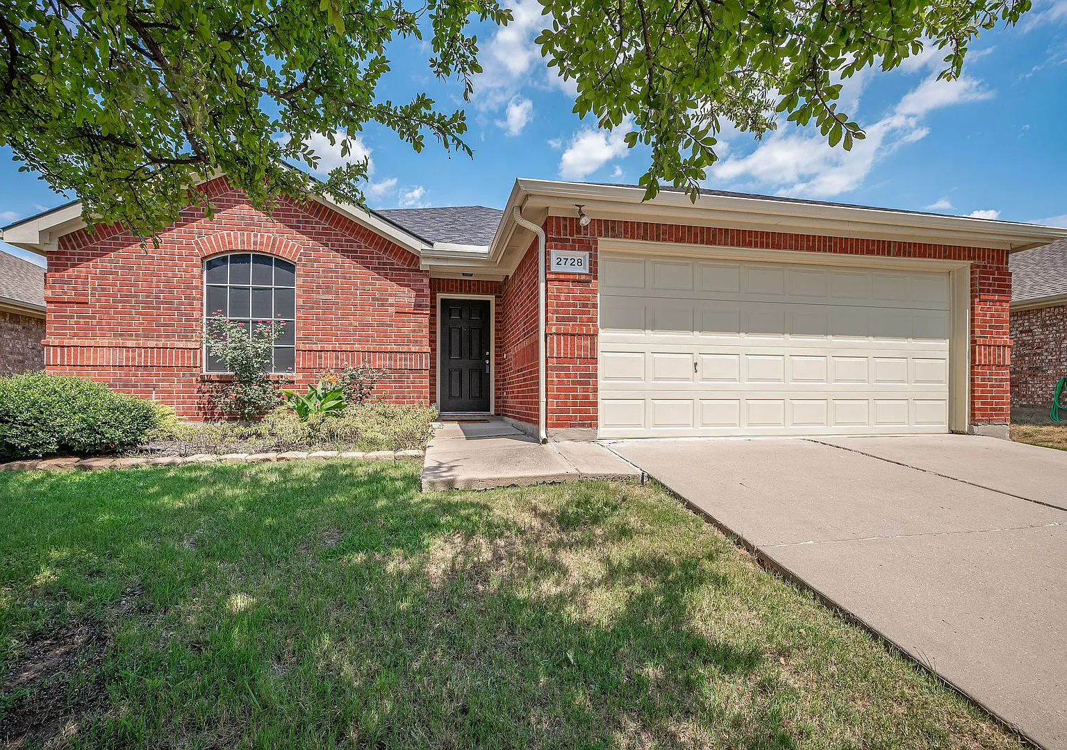 4 bedroom, 2 bath in great neighborhood — Photo 1