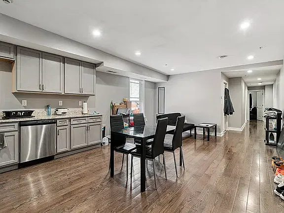 2 bed, 900 sqft, $1,800 — Photo 3