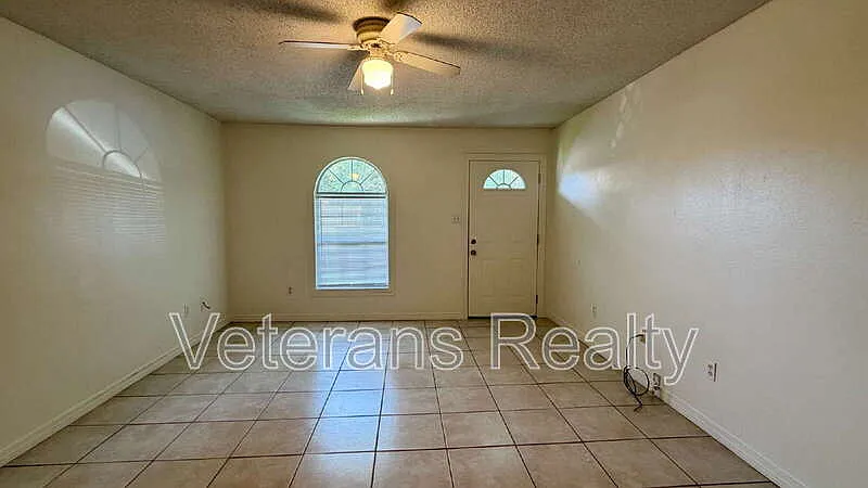 2 bed, 1.0 bath, 900 sqft, $850 — Photo 1
