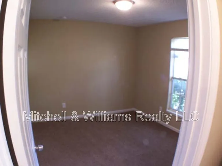 2902 W 5th St — Photo 5