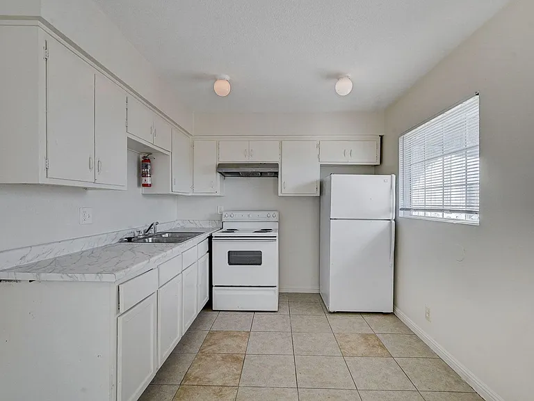 3370 Athens St #4 — Photo 1