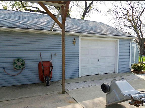 LOTS of work & craft space!