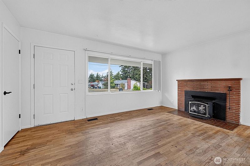 4th image of 294 NE Queets Street