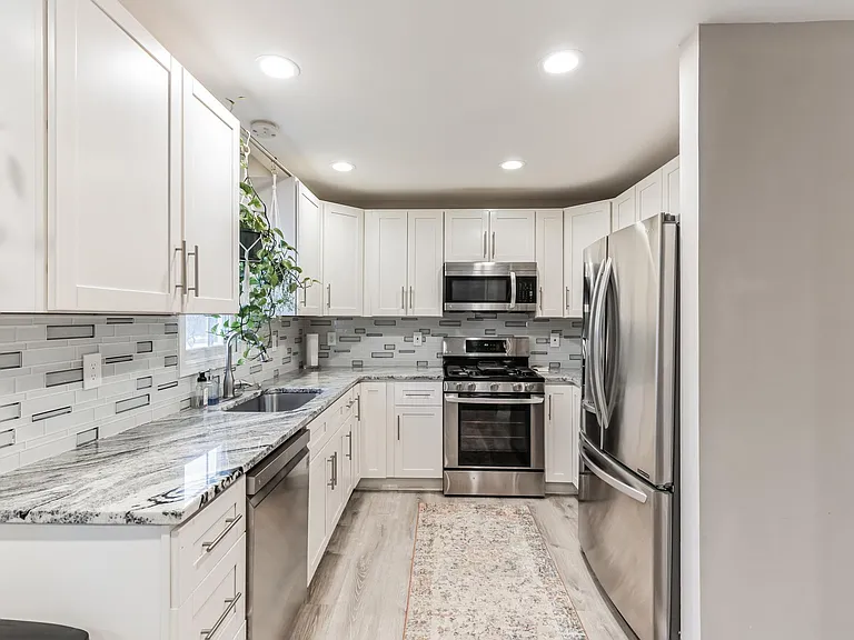 8128 Chester Pkwy — Photo 20