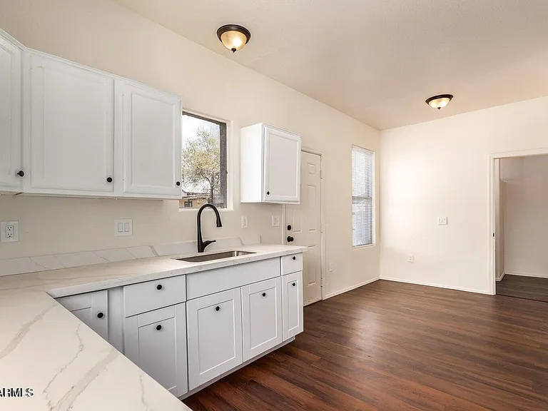 3430 E Cambridge Ave — Photo 5