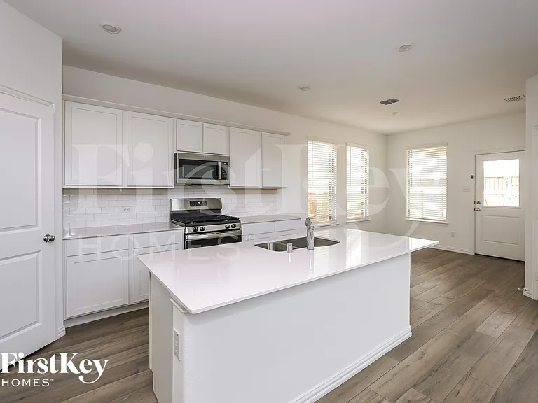 10049 Elkhorn Dr — Photo 6
