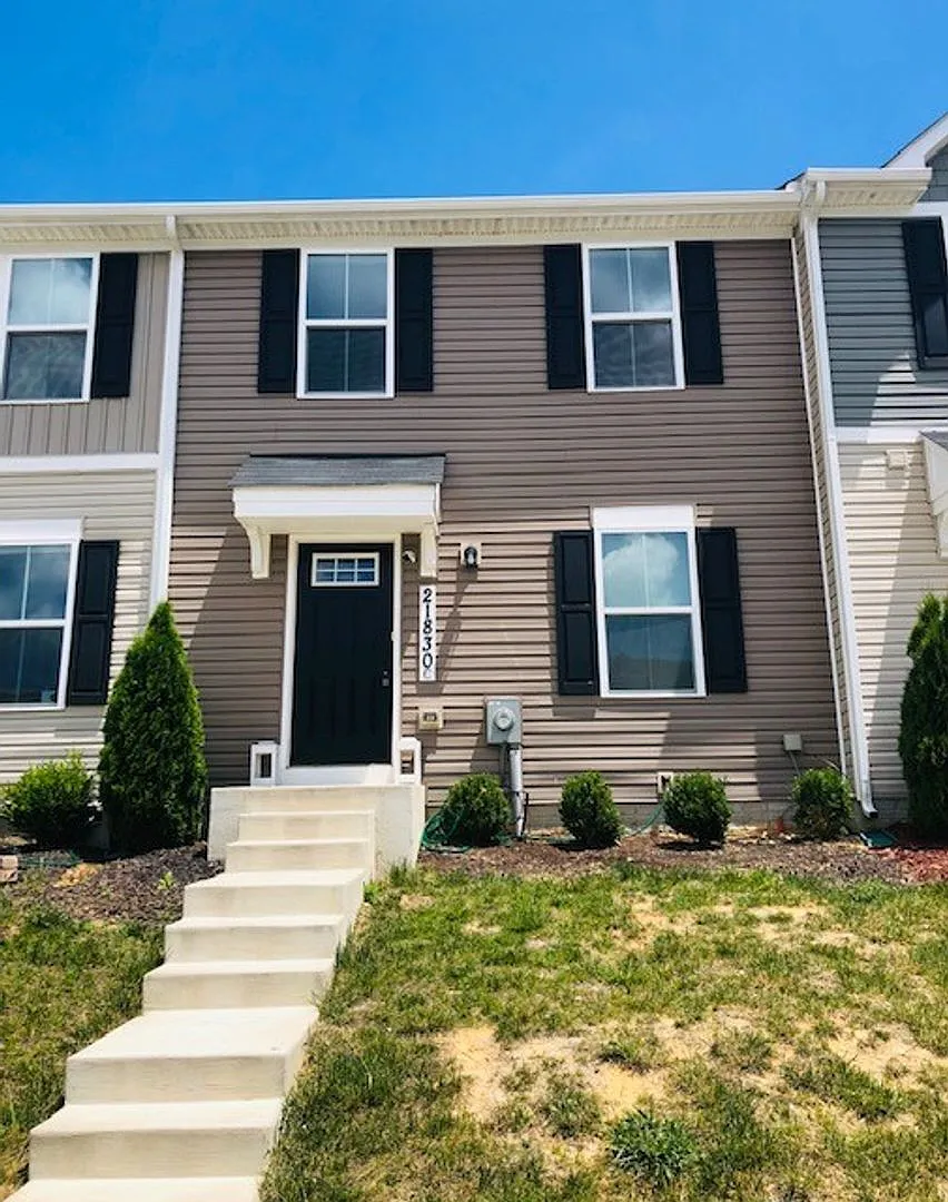 Three level townhome close to PAX — Photo 1