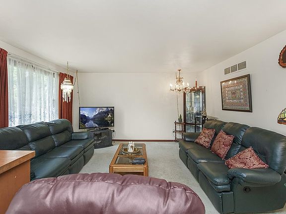 4th image of 55 Greenway Dr