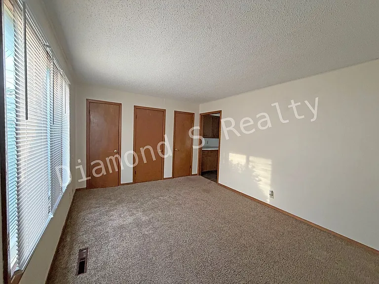 2545 S South Pl #B — Photo 4