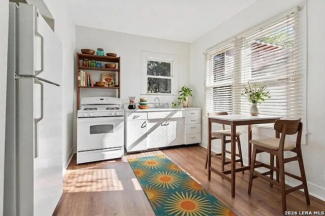 749 E Ashby Pl — Photo 8