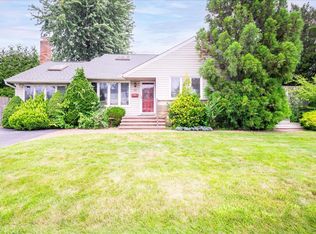 10 Seneca Dr, Massapequa, NY 11758