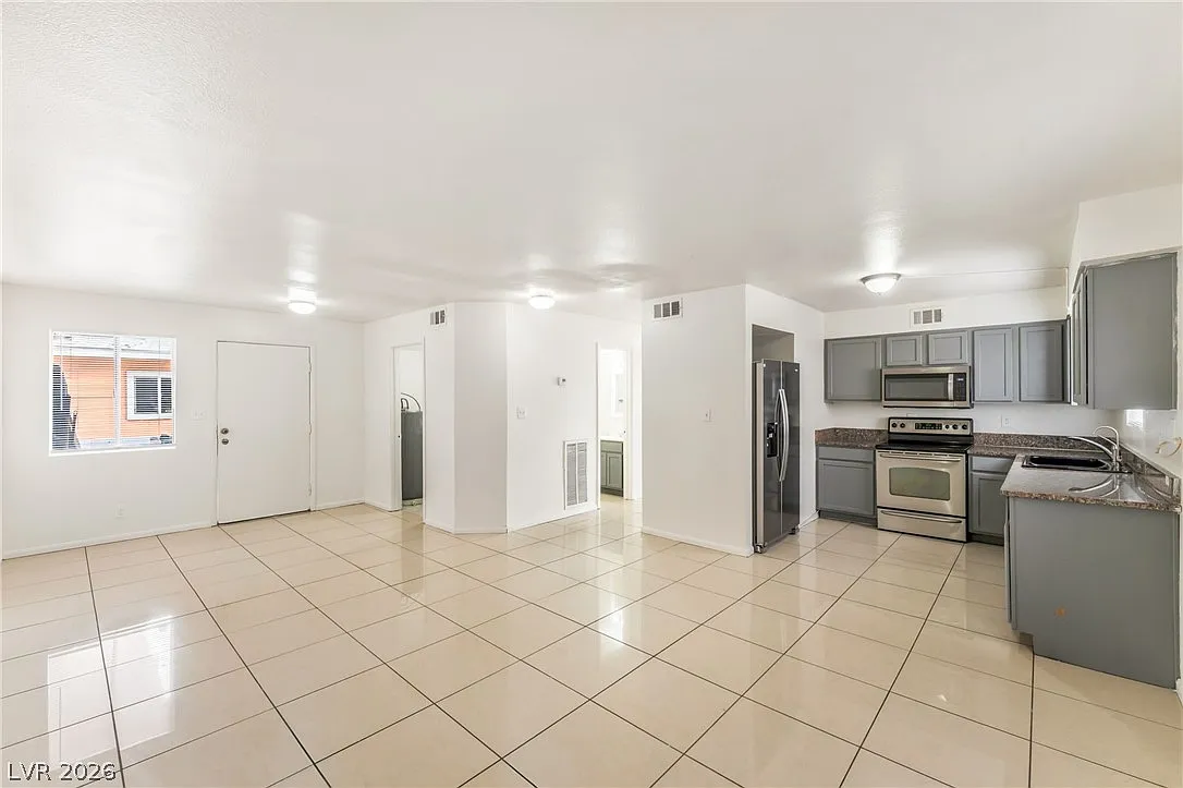 2 bed, 2.0 bath, 3648 sqft, $985 — Photo 1