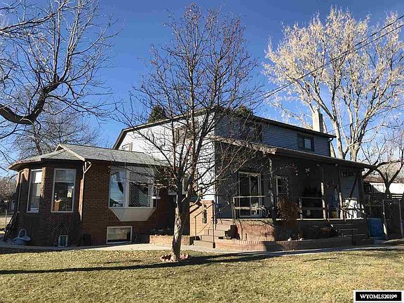 3rd image of 861 N Carrington Ave