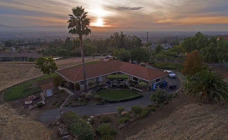 1st image of 2303 E Valley Ct