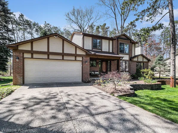4176 Emerald Pines Dr, Commerce Township, MI 48390