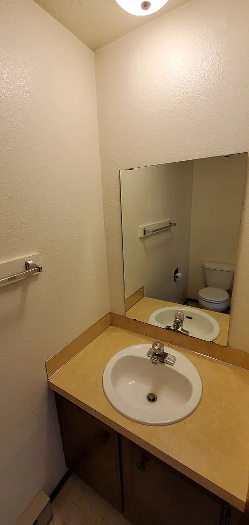 Spacious Apartments with Parking & Storage in Prime Location — Photo 4
