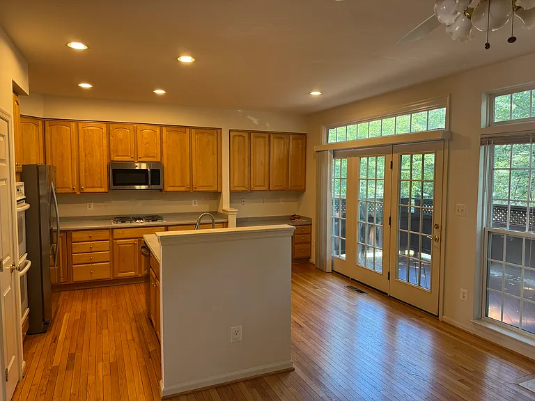 2743 Manhattan Pl — Photo 35