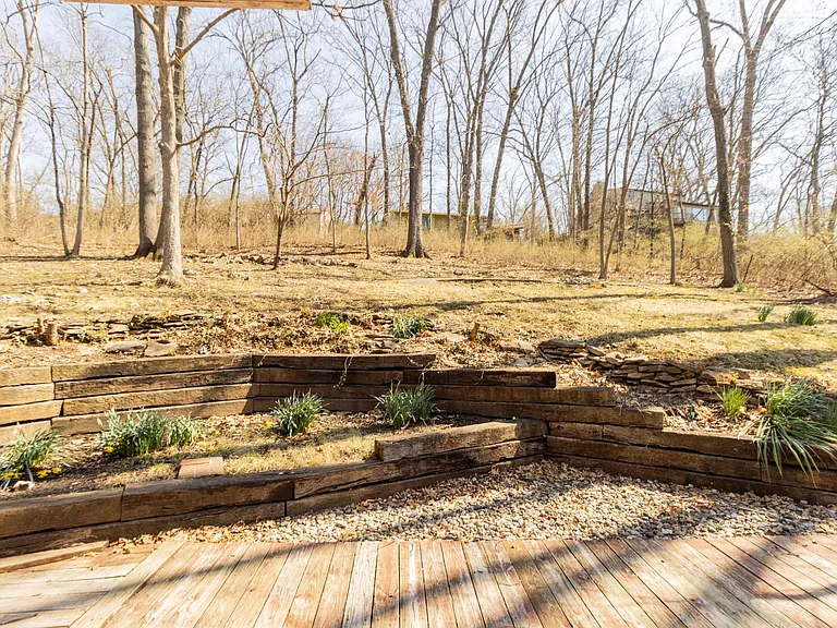 1008 Lakeshore Dr — Photo 2