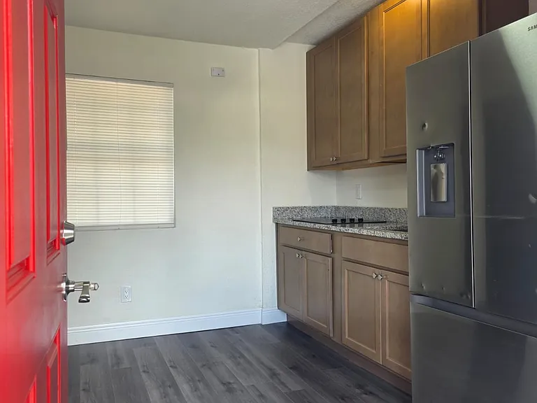 521 N Carpenter Ave #B — Photo 5