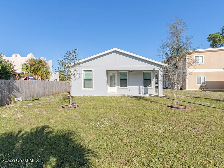 209 E Avenue B — Photo 28