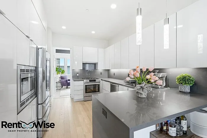 594 Hudson Ave — Photo 8