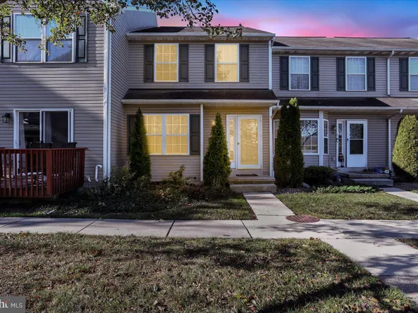 54 Horseshoe Dr, Douglassville, PA 19518