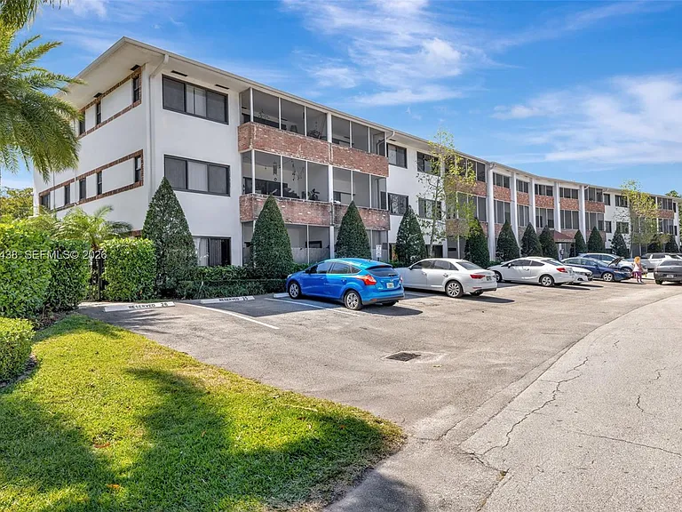 2190 NE 51st Ct #105 — Photo 33