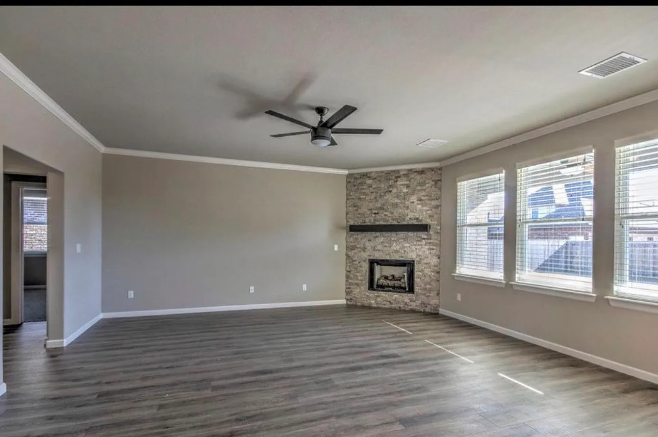 4 bed, 2707 sqft, $2,900 — Photo 4
