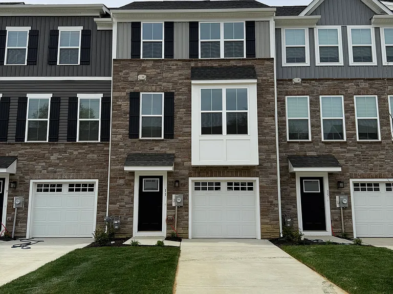 11 Foxwood Dr — Photo 1