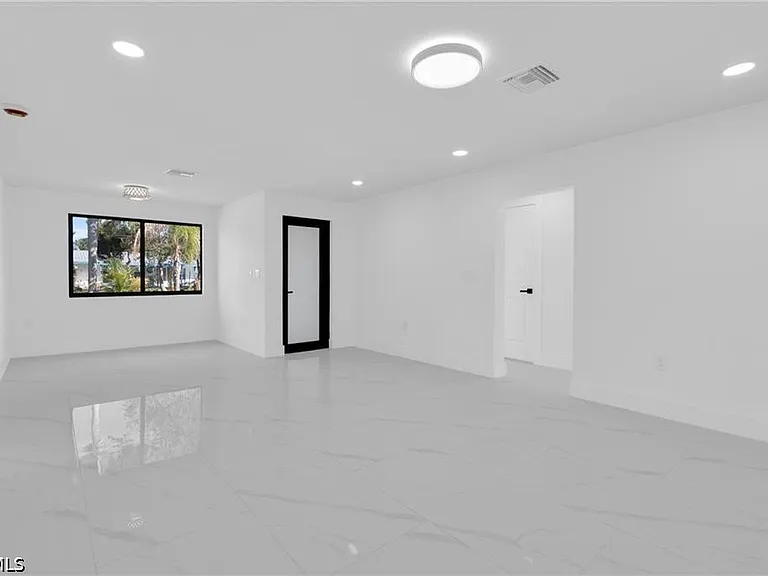 356 New York Dr — Photo 4
